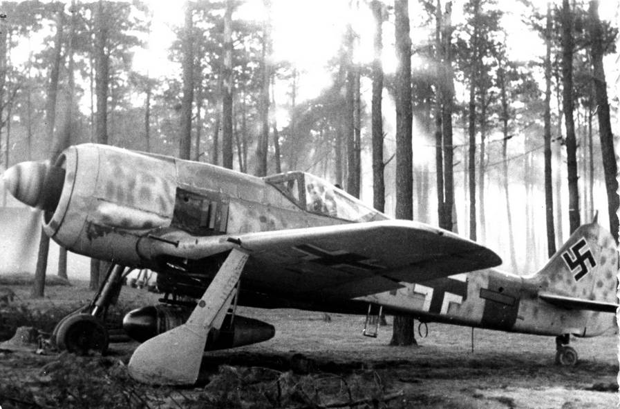 Истребитель FW 190 уступал «мессершмитту» в летных данных, но имел прочное и надежное шасси и мощное вооружение. На снимке FW 190A-8/R-2 лейтенанта Бретшнайдера из ночной истребительной эскадрильи 5/JG 300, который погиб 27 декабря 1944 г.